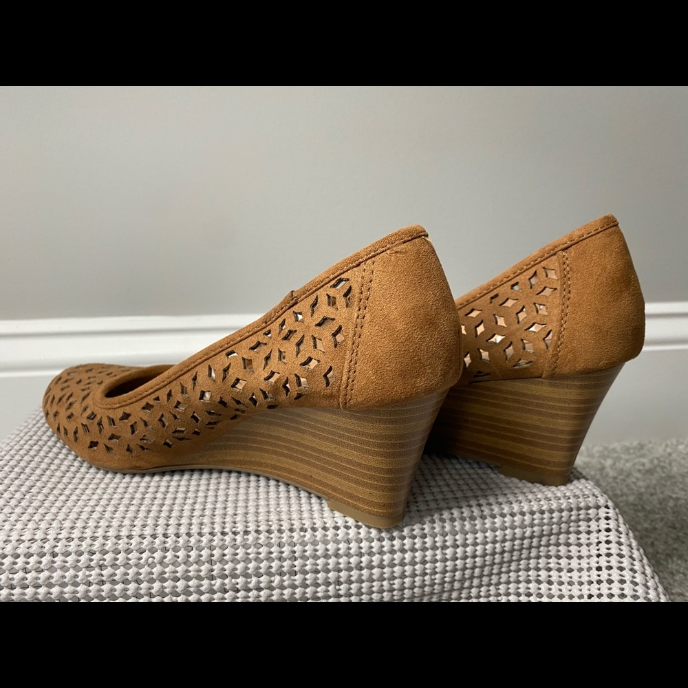FIONI Brown Suede Wedges